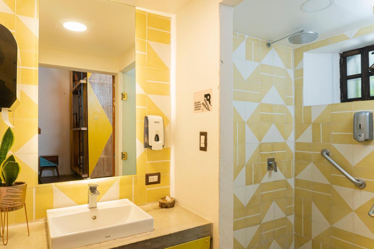 Adra Hostel Antigua Eksteriør billede Bathroom