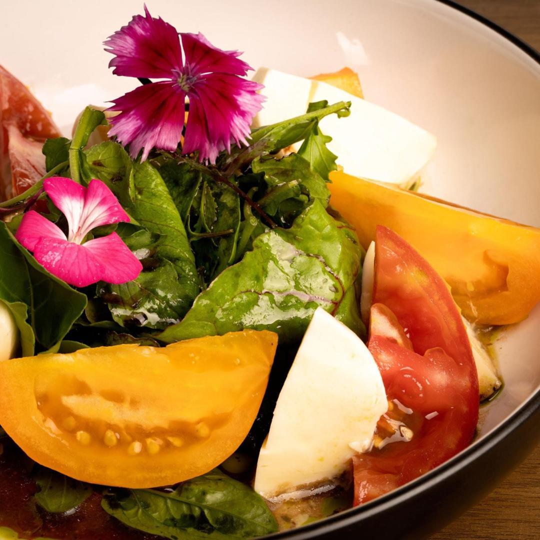 Adra Hostel Antigua Eksteriør billede A salad with edible flowers