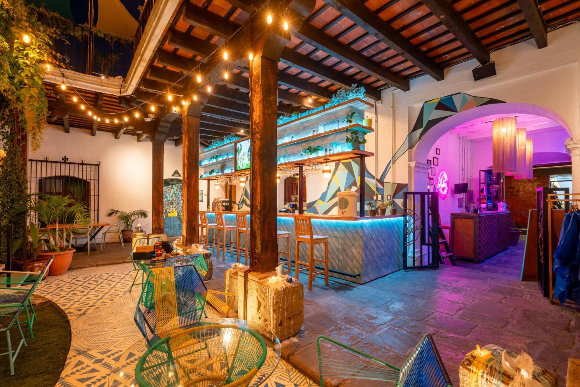 Adra Hostel Antigua Eksteriør billede The interior of the nightclub