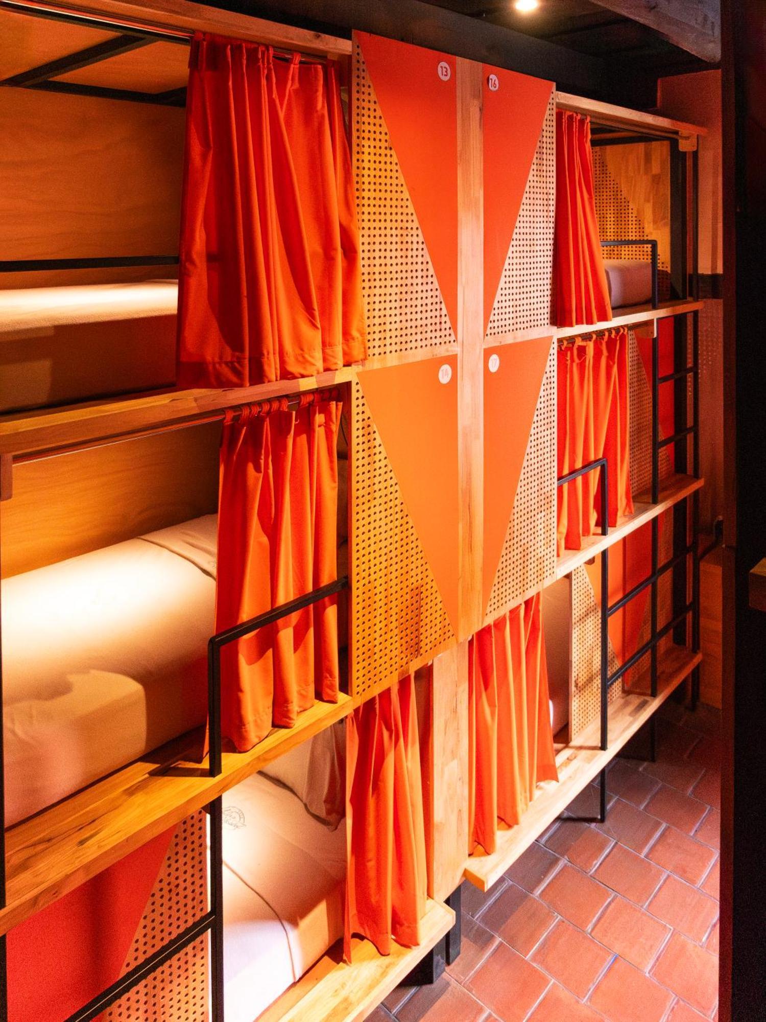 Adra Hostel Antigua Eksteriør billede Curtains in a capsule hotel