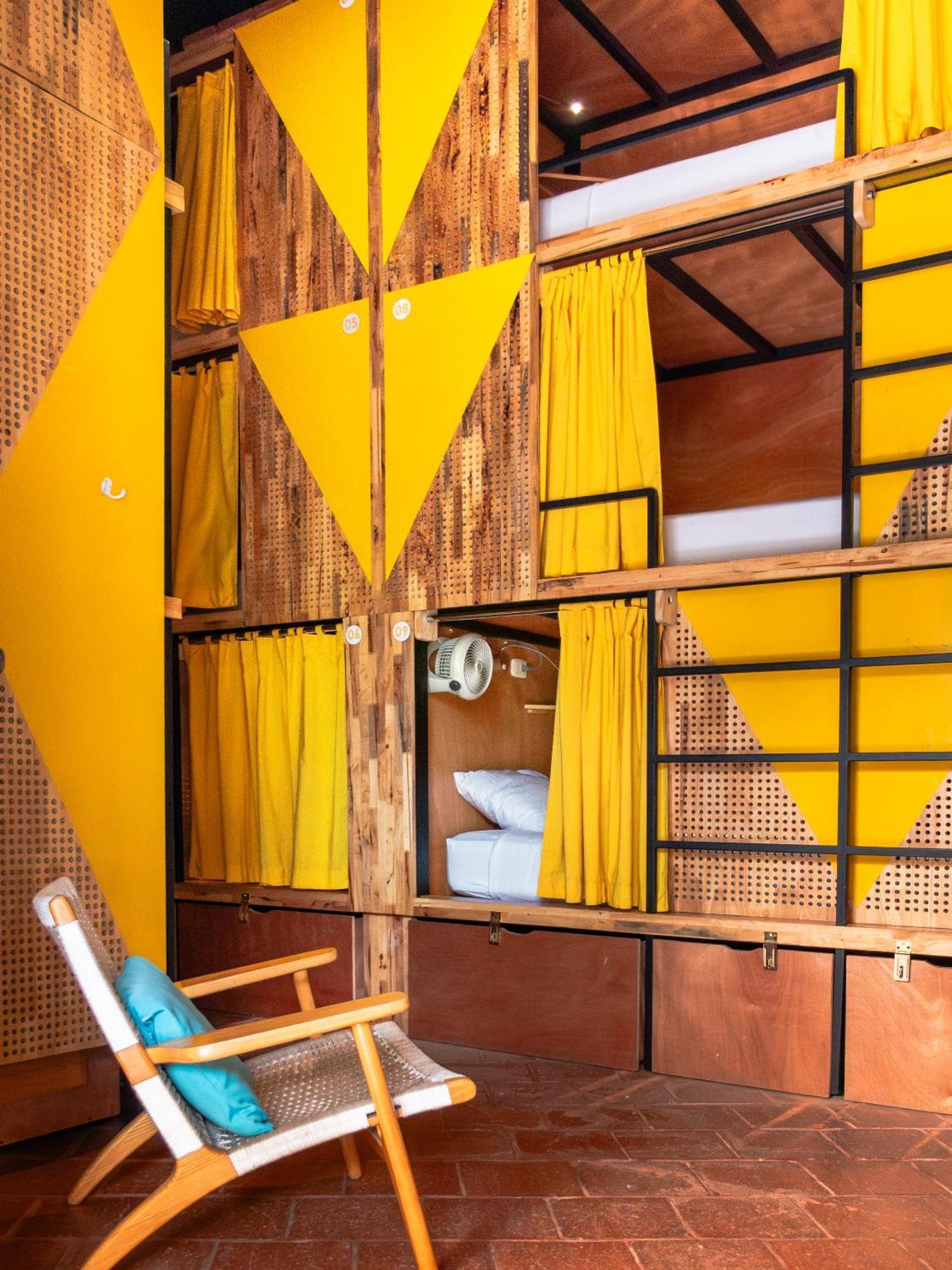 Adra Hostel Antigua Eksteriør billede A capsule hotel in Tokyo