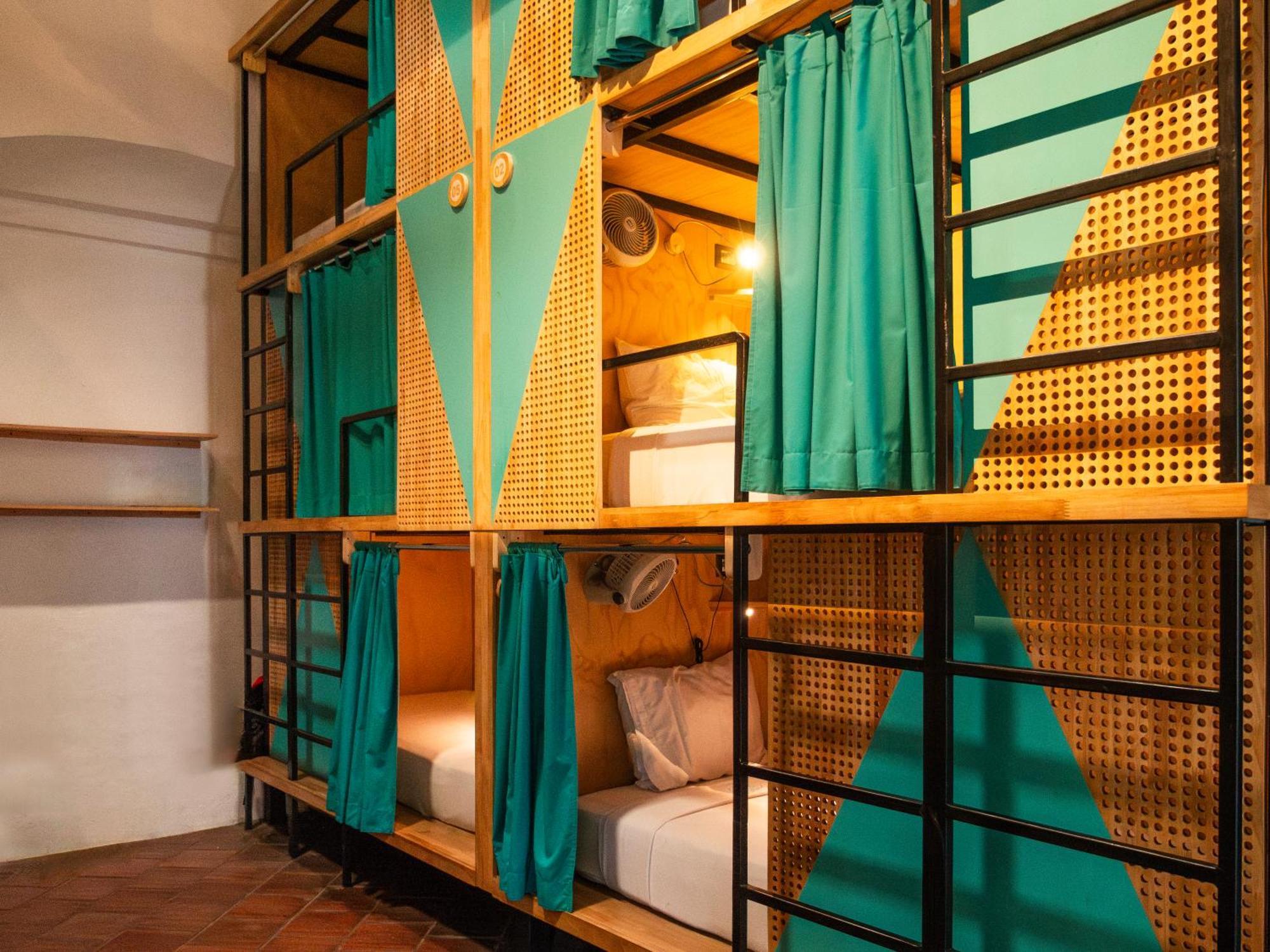 Adra Hostel Antigua Eksteriør billede A capsule hotel in Tokyo