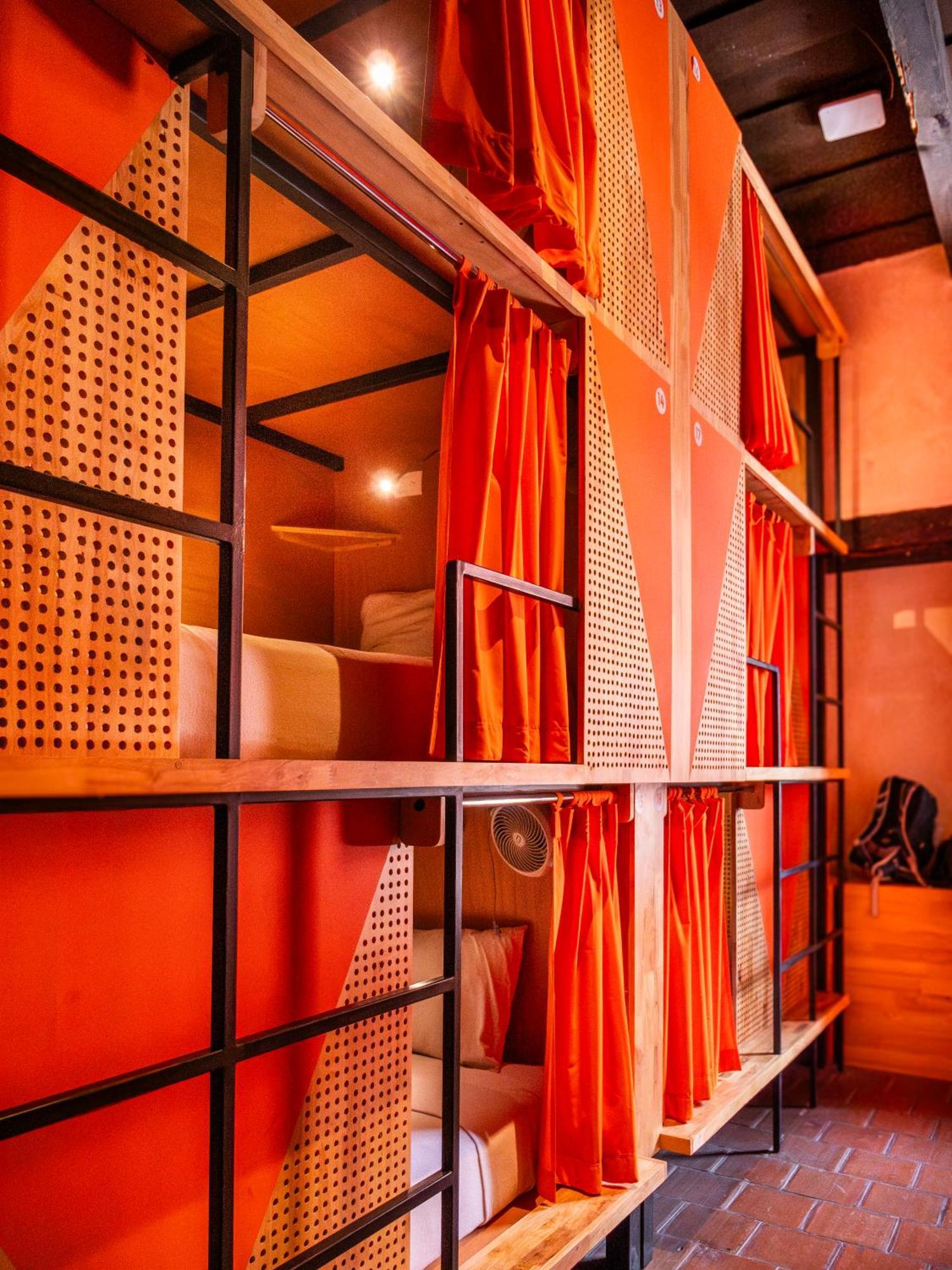 Adra Hostel Antigua Eksteriør billede A capsule hotel in Tokyo
