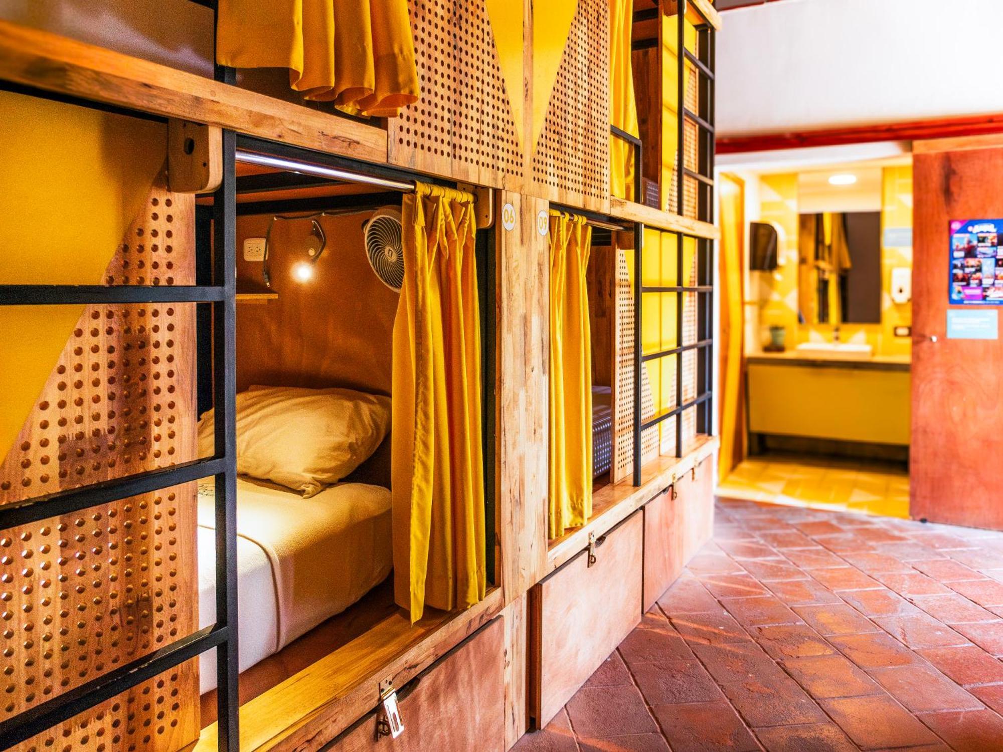 Adra Hostel Antigua Eksteriør billede Hostel in Thailand