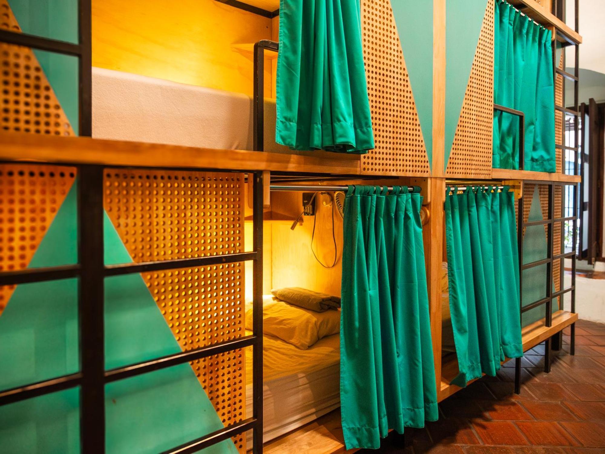 Adra Hostel Antigua Eksteriør billede A capsule hotel in Tokyo