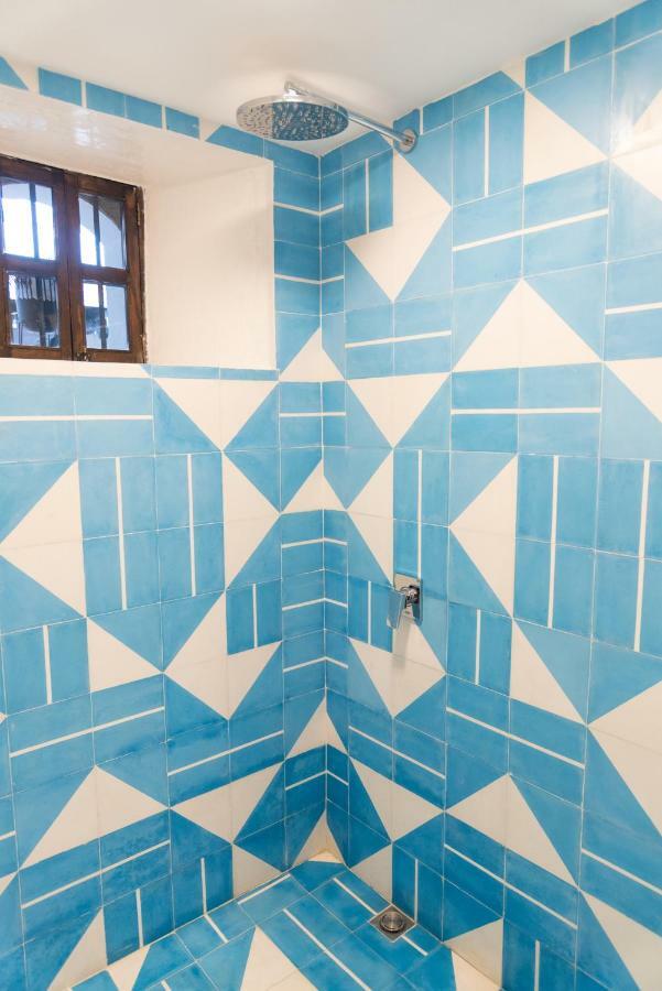 Adra Hostel Antigua Eksteriør billede Bathroom tiles